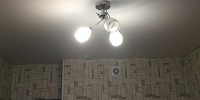 Сатиновый натяжной потолок в гостиную