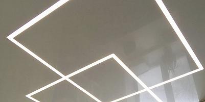 Натяжной потолок световые линии на кухню