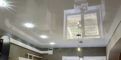 Натяжной глянцевый потолок на кухню